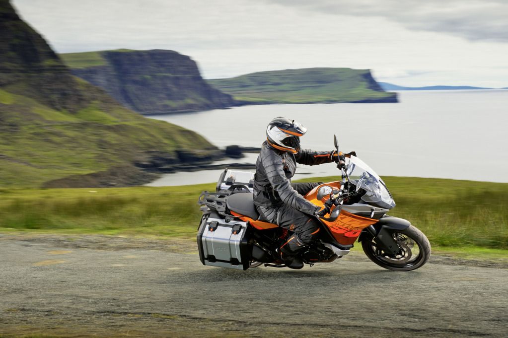 1190Adventure_action_10.jpg