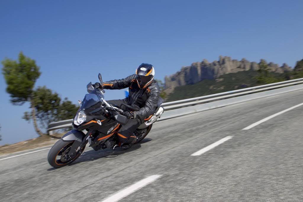 990SM_T_action02.jpg
