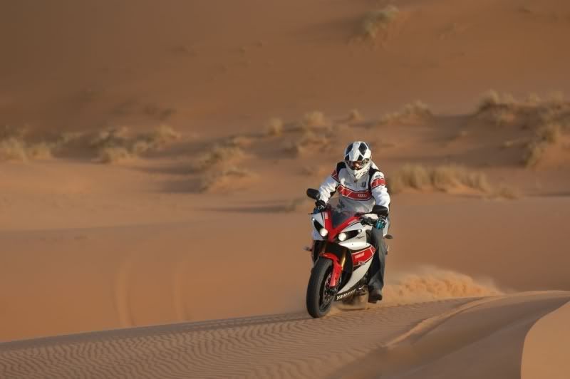 stephane-peterhansel-dans-les-dunes-de-merzouga-en-yamaha-r1-c-francois-rophe-et-rodolphe-sabatier--65368-10-zoom-article.jpg